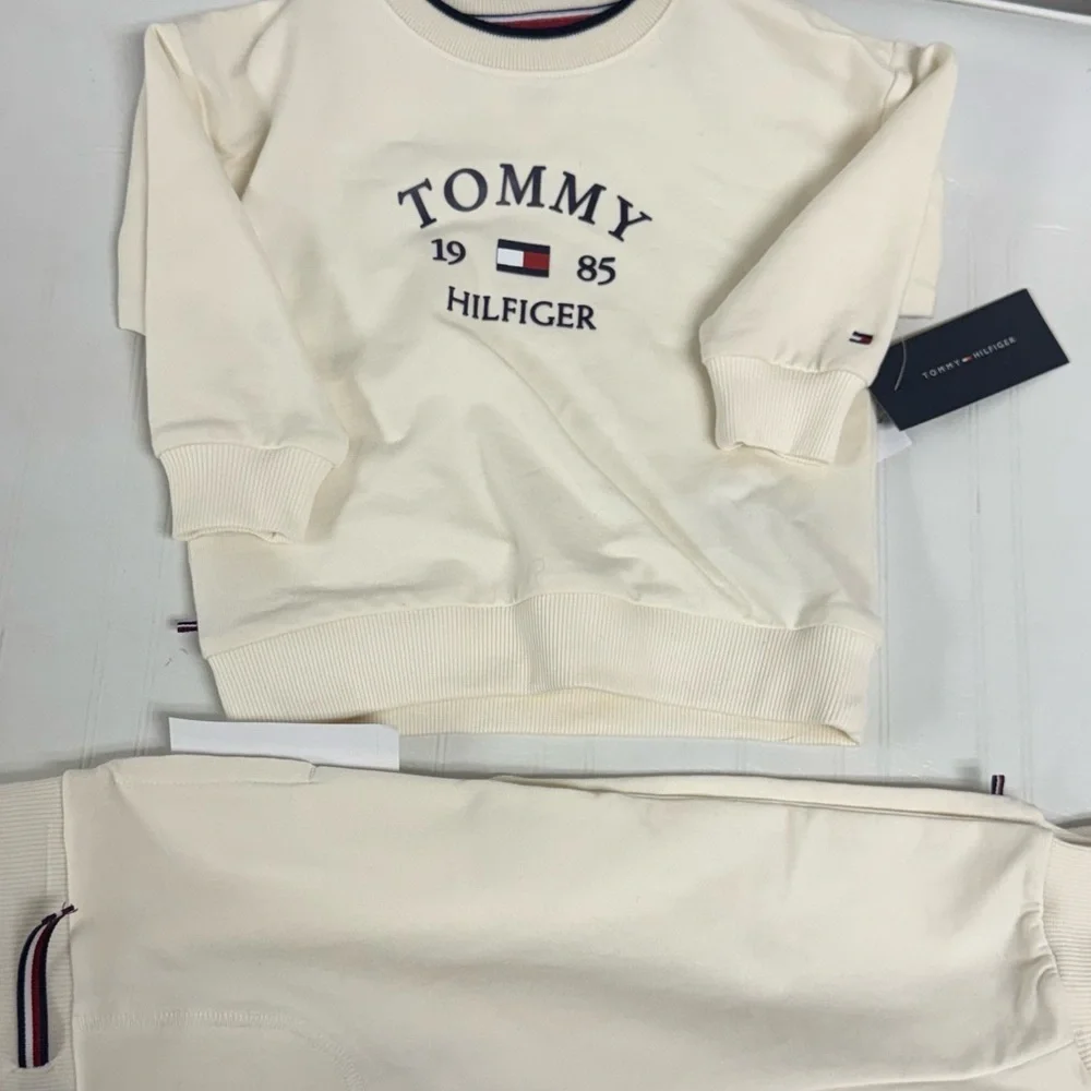 Tommy Hilfiger Cream and Navy Sweatshirt